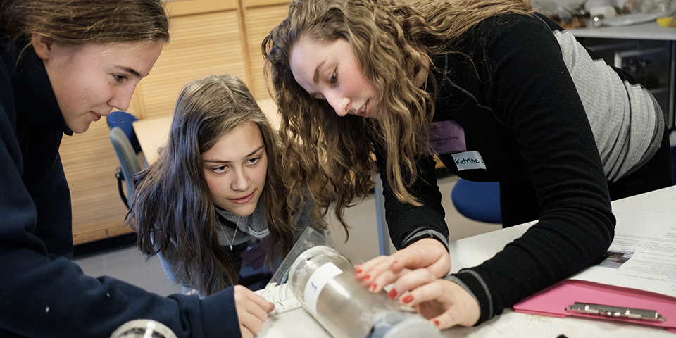 Tre gymnasieelever arbejder med jordprøver til Engineering Camp på VIA i Horsens